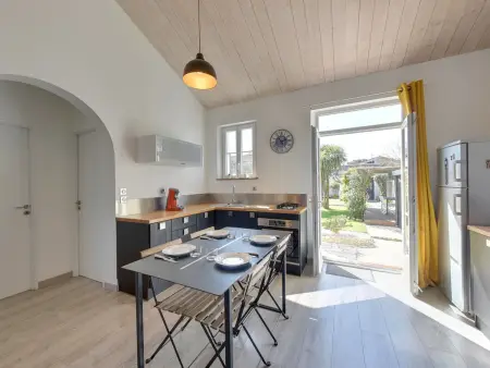 Maison rénovée avec piscine, jardin clos et terrasse, à 5 min de la plage et des commerces - Photo 2