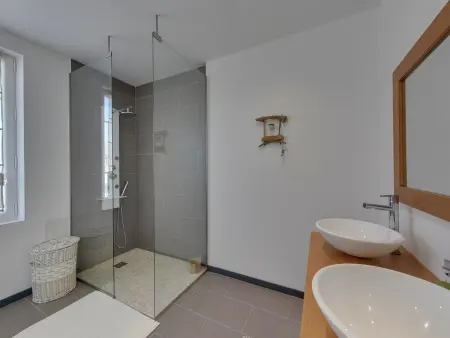 Maison rénovée avec piscine, jardin clos et terrasse, à 5 min de la plage et des commerces - Photo 5