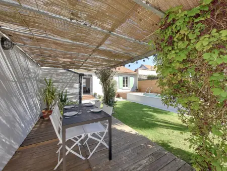Maison rénovée avec piscine, jardin clos et terrasse, à 5 min de la plage et des commerces - Photo 8