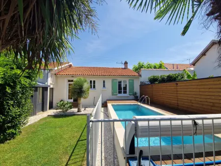 Maison rénovée avec piscine, jardin clos et terrasse, à 5 min de la plage et des commerces - Photo 11