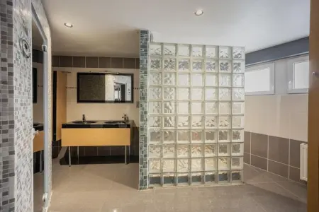 Magnifique maison de vacances pour 10 adultes avec pscine intérieure  Sauna Bains à remous et  Hamam, Maison de vacances à Verviers avec sauna - Photo 17