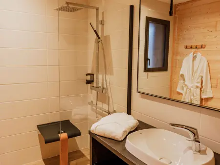 Évasion luxueuse avec spa privatif, golf et activités pour tous au Chambon-sur-Lignon - Photo 6