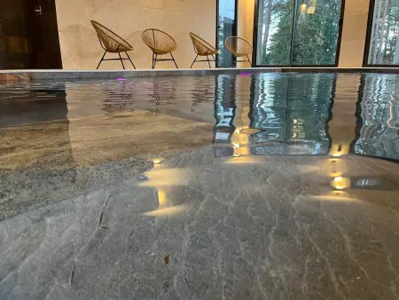Lodge avec bain à remous privatif, piscine, salle de sport et aire de jeux au bord du golf de Chambon - Photo 11