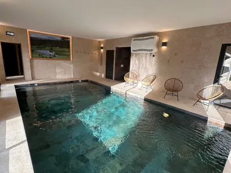 Lodge avec bain à remous privatif, piscine, salle de sport et aire de jeux au bord du golf de Chambon - Photo 12