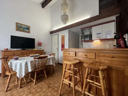 Maison 2 pièces/mezzanine, 6 couchages, terrasse spacieuse, piscine et parking privé à Gruissan - Photo 3