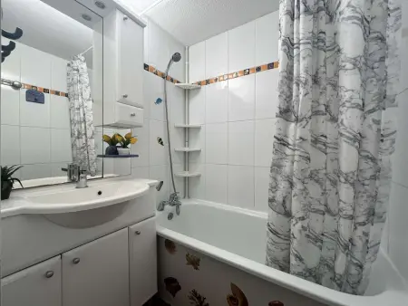 Maison 2 pièces/mezzanine, 6 couchages, terrasse spacieuse, piscine et parking privé à Gruissan - Photo 5