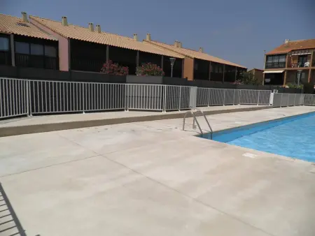 Maison 2 pièces/mezzanine, 6 couchages, terrasse spacieuse, piscine et parking privé à Gruissan - Photo 12