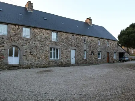 Grande maison en pierre avec jardin près de la plage - Photo 10