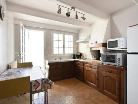 Maison de village à Ars-en-Ré avec garage, cour, salon TV, 3 chambres, balcon et équipements modernes - Photo 1