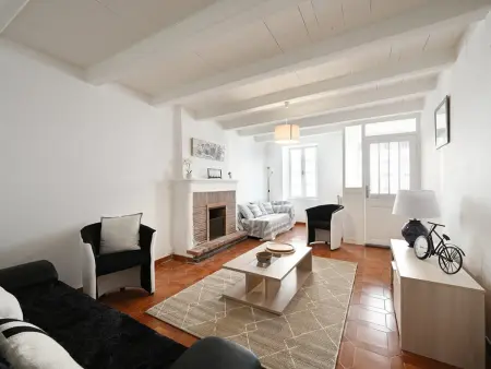 Maison de village à Ars-en-Ré avec garage, cour, salon TV, 3 chambres, balcon et équipements modernes - Photo 4
