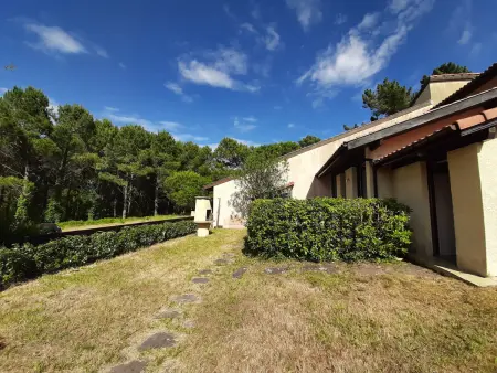 Maison moderne entre forêt et océan, avec jardin et terrasse. - Photo 1
