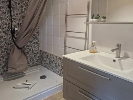 La petite Pinede, Gîte joliment décoré avec Clim et piscine chauffée - Photo 25