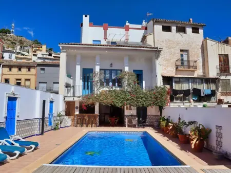 Maison ancienne rénovée avec piscine privée, climatisation et parking, idéale familles - Photo 1