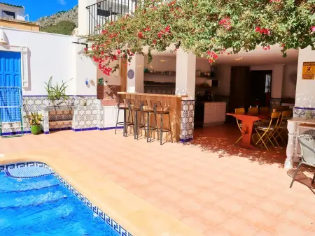 Maison ancienne rénovée avec piscine privée, climatisation et parking, idéale familles - Photo 2