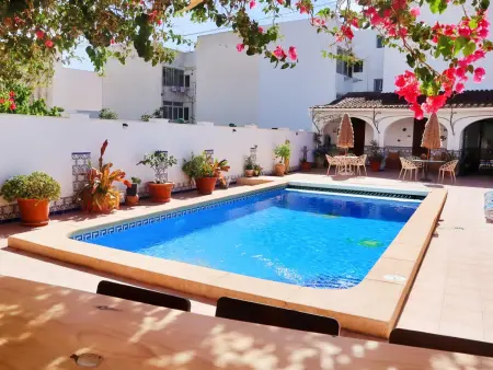 Maison ancienne rénovée avec piscine privée, climatisation et parking, idéale familles - Photo 3