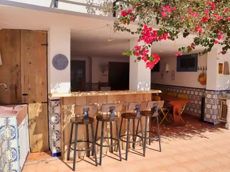 Maison ancienne rénovée avec piscine privée, climatisation et parking, idéale familles - Photo 5