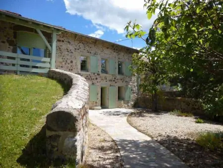 Maison spacieuse avec grande cour et terrasse, parfait pour familles, proche St-Paulien et Allègre. - Photo 1