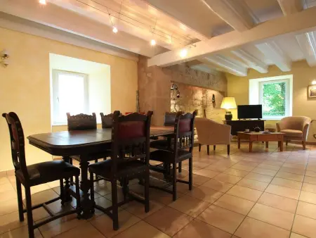 Maison spacieuse avec grande cour et terrasse, parfait pour familles, proche St-Paulien et Allègre. - Photo 2