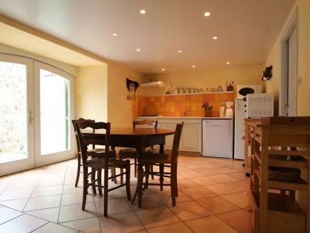 Maison spacieuse avec grande cour et terrasse, parfait pour familles, proche St-Paulien et Allègre. - Photo 3