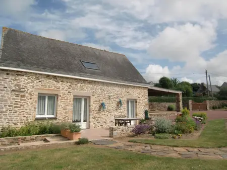 Maison en pierre près de la mer avec sauna et vaste jardin - Photo 1