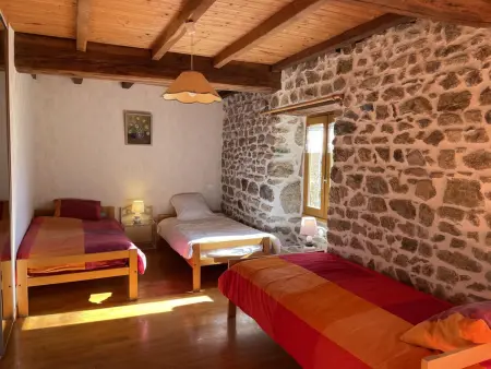 Maison rustique avec cheminée, jardin et animaux admis à Laprugne - Photo 16