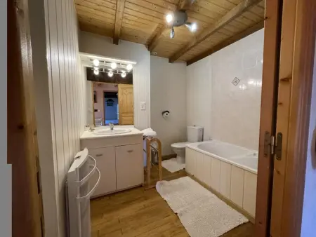 Maison rustique avec cheminée, jardin et animaux admis à Laprugne - Photo 18