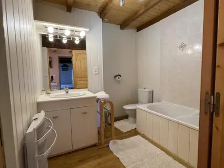 Maison rustique avec cheminée, jardin et animaux admis à Laprugne - Photo 19