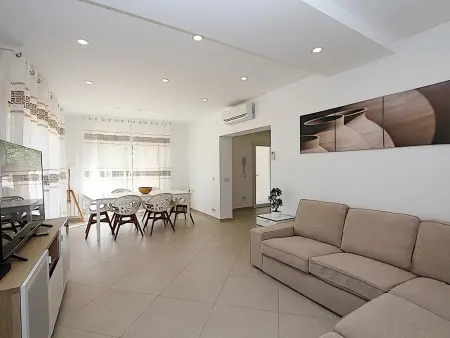 Villa rénovée à Lloret de Mar: 8 pers., piscine, clim, proche plage et centre - Photo 2