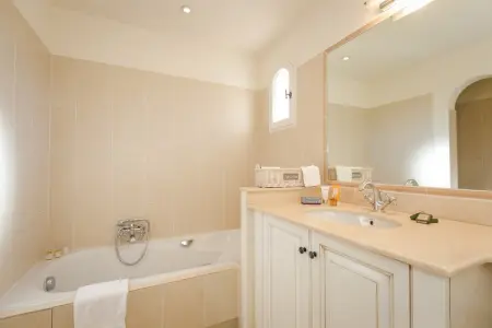 Apartments Les Domaines de Saint-Endréol / La Motte-en-Provence // Apt 2 chambres Type B, Résidence dans le Var avec Golf et Spa - Photo 15