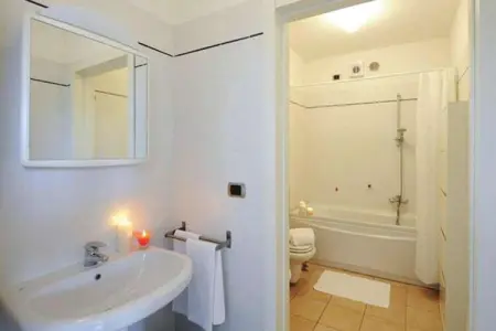Residence Porto Letizia Porlezza -Villas Studio 4 pax Vista Lago Deluxe VSLD4 Lake View 8214, Appartement à Porlezza avec vue sur le lac - Photo 12