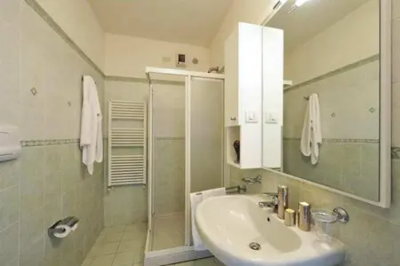 Residence Porto Letizia Porlezza -Villas Studio 4 pax Vista Lago Deluxe VSLD4 Lake View 8214, Appartement à Porlezza avec vue sur le lac - Photo 14