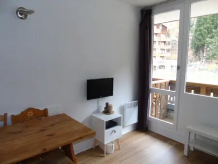 Charmant studio rénové, proche télécabine, balcon sud, animaux acceptés, draps inclus, casier à ski - Photo 2