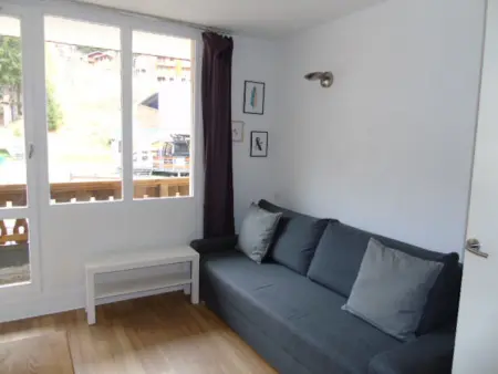 Charmant studio rénové, proche télécabine, balcon sud, animaux acceptés, draps inclus, casier à ski - Photo 3