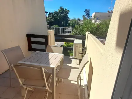 Studio climatisé RDC avec terrasse, parking privé, équipement complet, proche plage et commodités - Photo 1