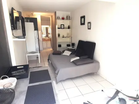 Studio climatisé RDC avec terrasse, parking privé, équipement complet, proche plage et commodités - Photo 3