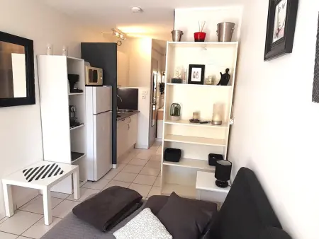 Studio climatisé RDC avec terrasse, parking privé, équipement complet, proche plage et commodités - Photo 4