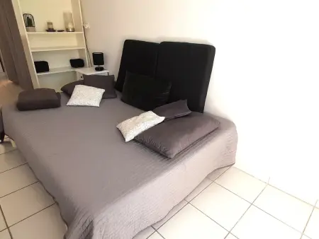Studio climatisé RDC avec terrasse, parking privé, équipement complet, proche plage et commodités - Photo 5