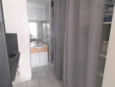 Studio climatisé RDC avec terrasse, parking privé, équipement complet, proche plage et commodités - Photo 7