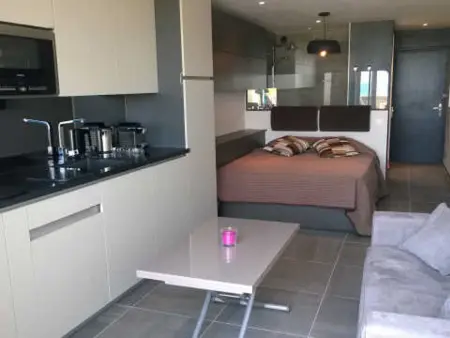 Studio climatisé en bord de mer avec terrasse et parking privé - Photo 1
