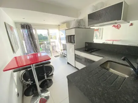 Studio climatisé en bord de mer avec terrasse et parking, idéal pour 2 personnes - Photo 3
