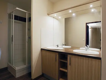 Appartement T3 au pied des pistes avec balcon, parking couvert et accès Spassio à Peyragudes - Photo 4