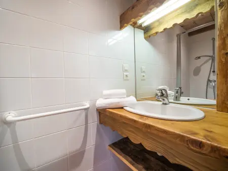 Spacieux appart 5 ch au cœur du village, charme savoyard, WiFi, cheminée décorative - Photo 9