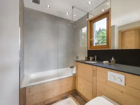 Appartement rénové 2 chambres à Megève Centre avec balcon - Photo 4