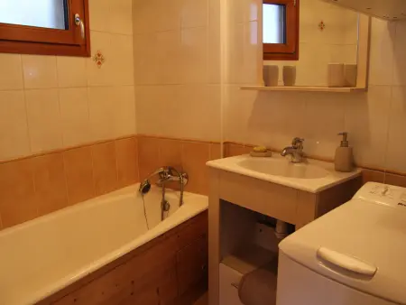 Appartement T2 Centre Village avec Balcon & Cheminée, Proche Piscine et Pistes - Photo 5