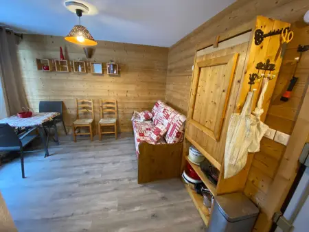 Studio cosy rénové au centre de La Clusaz, balcon, parking privé, proche commerces et pistes - Photo 4