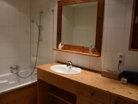 Appartement chaleureux PMR avec terrasse sud, parking, près de Champagny-en-Vanoise - Photo 11