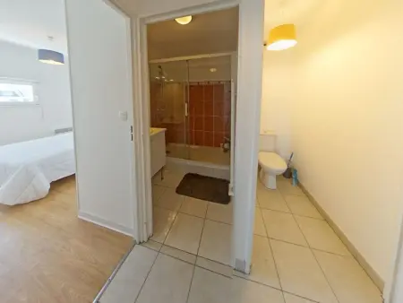 Appartement moderne 3 pièces avec balcon, ascenseur, proche plages et commerces, parking inclus - Photo 12