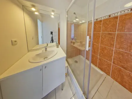 Appartement moderne 3 pièces avec balcon, ascenseur, proche plages et commerces, parking inclus - Photo 13