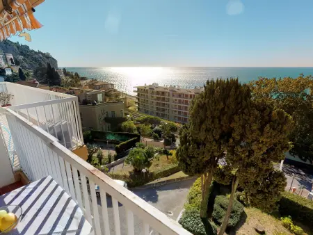 2P en dernier étage avec clim et parking privé à Menton - Photo 1