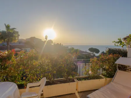 Charmant studio rénové avec terrasse, climatisation et WiFi gratuit - Photo 1